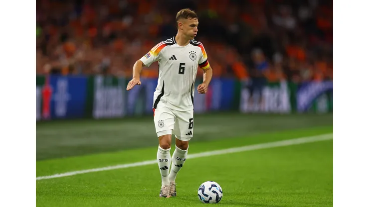 Joshua Kimmich em ação pela Alemanha na Liga das Nações (Foto: Lars Baron/Getty Images)