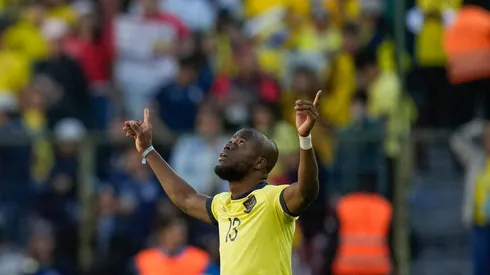 Enner Valencia celebra seu gol no confronto entre Equador e Peru, no dia 10 de setembro de 2024. (Associated Press / Alamy Stock Photo)