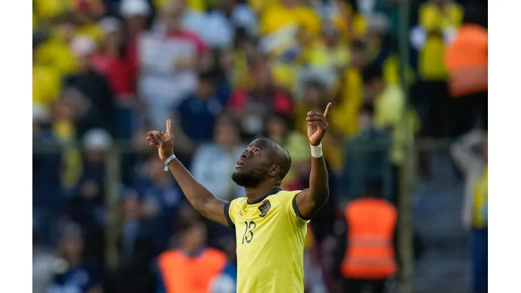 Enner Valencia celebra seu gol no confronto entre Equador e Peru, no dia 10 de setembro de 2024. (Associated Press / Alamy Stock Photo)