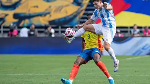 Julian Alvarez disputa a bola na partida entre Colômbia e Argentina pelas Eliminatórias, no dia 10 de setembro de 2024. (Action Plus Sports Images / Alamy Stock Photo)