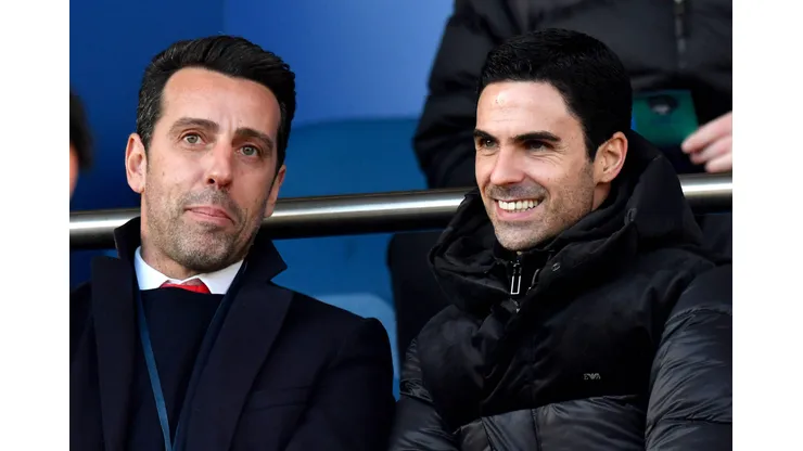 Edu Gaspar ao lado de Mikel Arteta em conversa no Arsenal