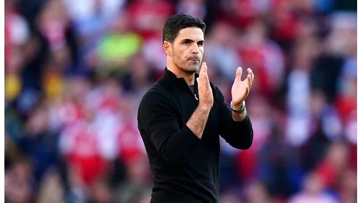 Mikel Arteta observa Baye Coulibaly, destaque do futebol europeu.