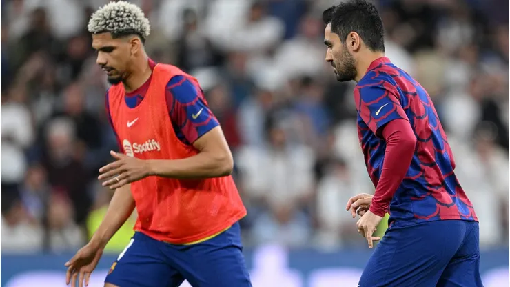 A expulsão de Ronald Araújo foi um ponto-chave no desfecho da partida, gerando reações intensas, principalmente de İlkay Gündoğan.(Photo by David Ramos/Getty Images)