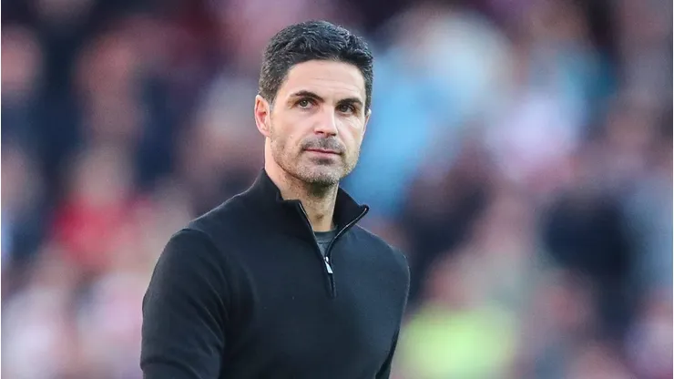 O Arsenal demonstra interesse no zagueiro Ronald Araujo, do Barcelona, avaliando um investimento significativo na janela de transferências de janeiro. (Foto: IMAGO / News Images)