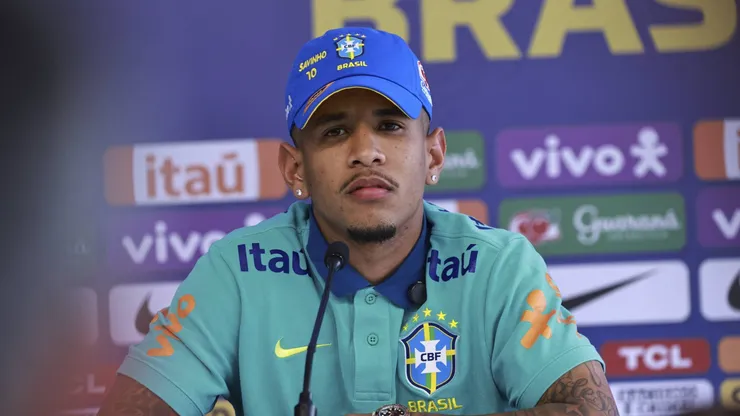 Savinho em entrevista coletiva pela Seleção Brasileira.
