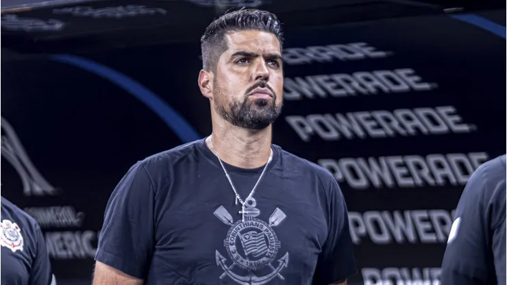 Ex-técnico do Corinthians, António Oliveira pode assumir clube da Champions League. (Foto: Imago)