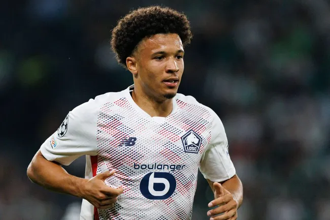 Tiago Santos, em ação pelo Lille, na Champions League. Ele é alvo do Barcelona e Real Madrid. Crédito: IMAGO / SOPA Images