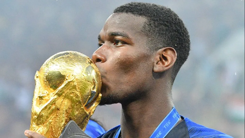 Paul Pogba com a taça da Copa do Mundo em 2018.