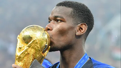 Paul Pogba com a taça da Copa do Mundo em 2018