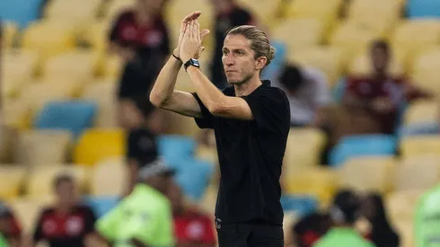 O destaque da noite foi a ausência de Gabigol, que, em meio a polêmicas, foi afastado pela diretoria para "preservar a harmonia do elenco." O técnico Filipe Luís lamentou a situação, pedindo que o título recente não fosse ofuscado pelo incidente. (Foto: IMAGO / Carneiro Images)