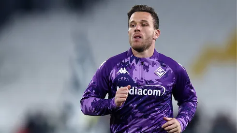 Arthur volante em partida pela Fiorentina