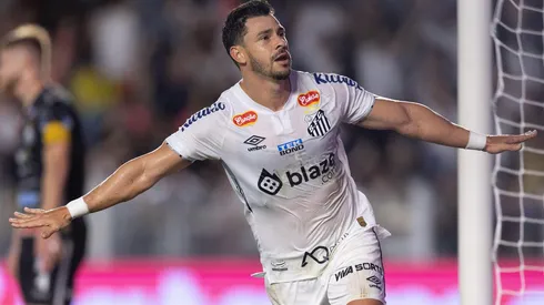 Giuliano comemora seu gol, que garantiu a vitória do Santos contra o Operário, no dia 28 de setembro de 2024. (Sipa US / Alamy Stock Photo)