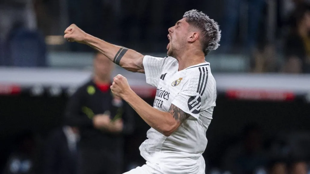 Federico Valverde, do Real Madrid, comemora seu gol durante a partida da La Liga 2024/25 entre Real Madrid e Villarreal no estádio Santiago Bernabéu em 05 de outubro de 2024. (Foto: IMAGO / Alberto Gardin)