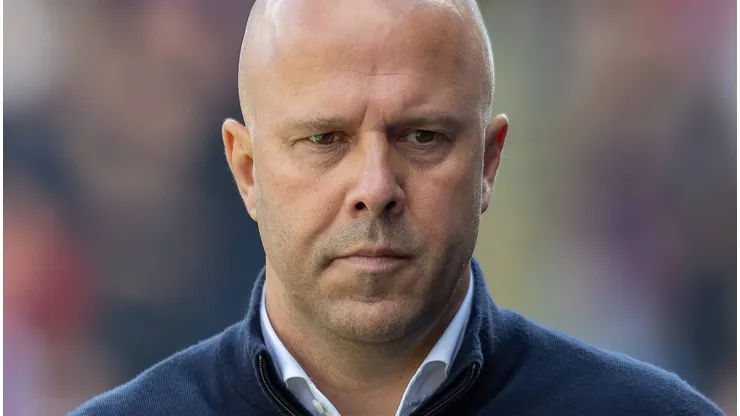 Técnico do Liverpool, Arne Slot monitora Carlos Vicente, do Alavés.