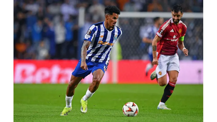 Galeno carrega a bola no confronto entre Porto e Manchester United, no dia 03 de outubro de 2024, na Europa League. (Action Plus Sports Images / Alamy Stock Photo)