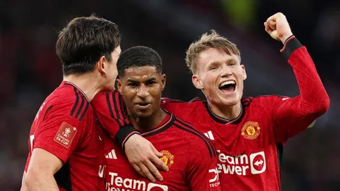 Jogadores do Manchester United comemoram gol marcado.