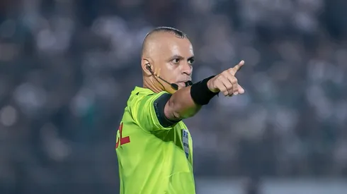 Wilton Pereira Sampaio não marca pênalti contra o Timão