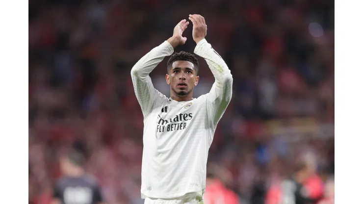 Bellingham, meia do Real Madrid, em clássico contra o Atlético por La Liga (Foto: Gonzalo Arroyo Moreno/Getty Images)
