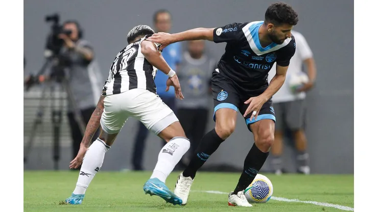Pepê briga pela bola no duelo entre Botafogo e Grêmio, no dia 28 de setembro de 2024. (DiaEsportivo / Alamy Stock Photo)