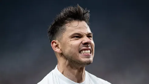 Romero, do Corinthians, busca primeiro gol no Maracanã contra o Flamengo.