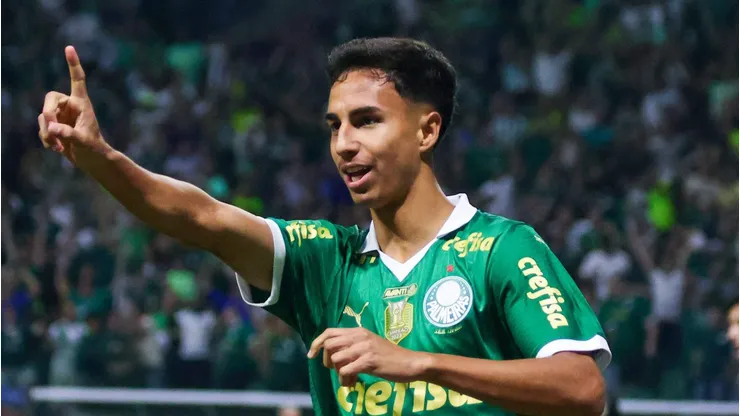 Vitor Roques ganha prestígio no mercado da bola