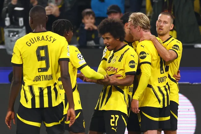 Adeyemi (ao meio) comemora gol com seus companheiros pelo Borussia Dortmund contra o Celtic, pela Champions League, na última terça (1) (Photo by Dean Mouhtaropoulos/Getty Images)