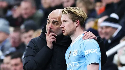 Guardiola conversa com De Bruyne na beira do gramado. Foto: Alex Livesey/Getty Images