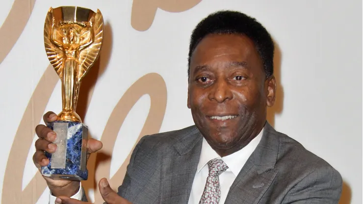 Pelé com a taça da Copa do Mundo FIFA.
