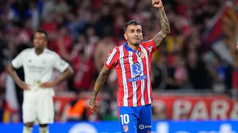 Angel Correa comemora seu gol no clássico entre Atlético de Madrid e Real Madrid, realizado no dia 29 de setembro de 2024, na La Liga. (Associated Press / Alamy Stock Photo)