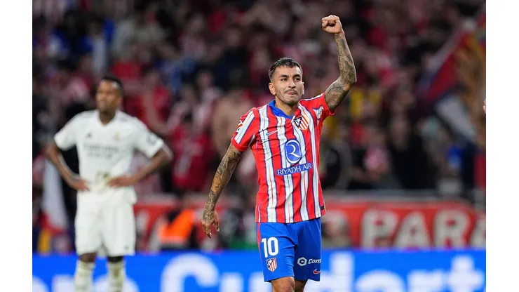 Angel Correa comemora seu gol no clássico entre Atlético de Madrid e Real Madrid, realizado no dia 29 de setembro de 2024, na La Liga. (Associated Press / Alamy Stock Photo)