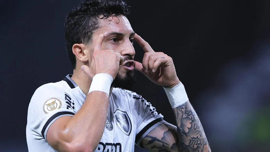 Alex Telles em ação pelo Botafogo. Foto: Ettore Chiereguini/AGIF