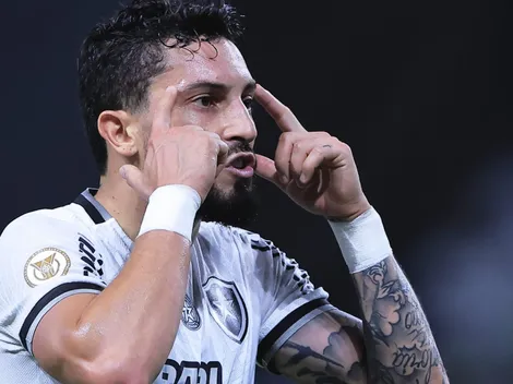 Alex Telles provoca e manda recado após título