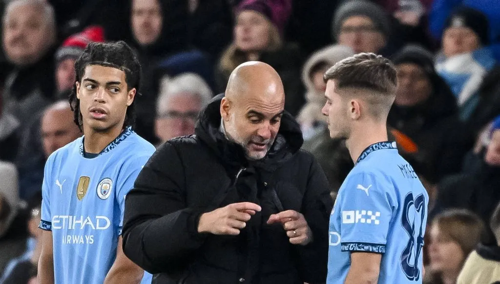 Guardiola instruindo James McAtee em Manchester City v Feyenoord pela Champions League (IMAGO / DeFodi Images)