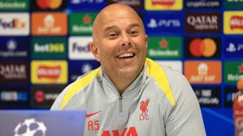 Arne Slot em entrevista coletiva pelo Liverpool na Champions League.