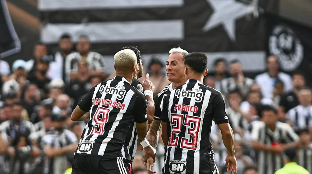 Vargas comemorando seu gol com Deyverson e Alan Franco na final da Libertadores (IMAGO Fotoarena)
