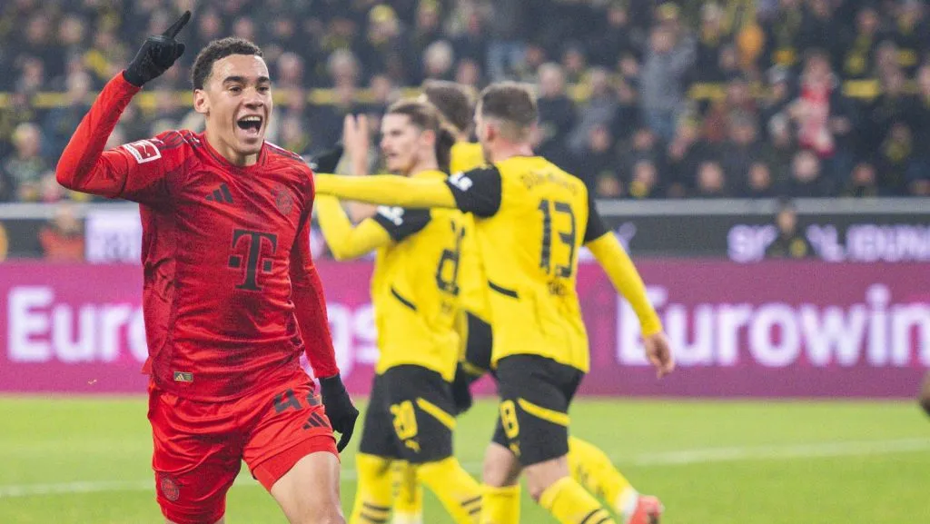 30/11/2024 Futebol, 2024/2025, 1ª Bundesliga, 12ª Rodada, Borussia Dortmund x FC Bayern de Munique. Jamal Musiala, do Bayern de Munique, comemora após seu gol que garantiu o empate em 1 a 1. (Foto: IMAGO / Noah Wedel)