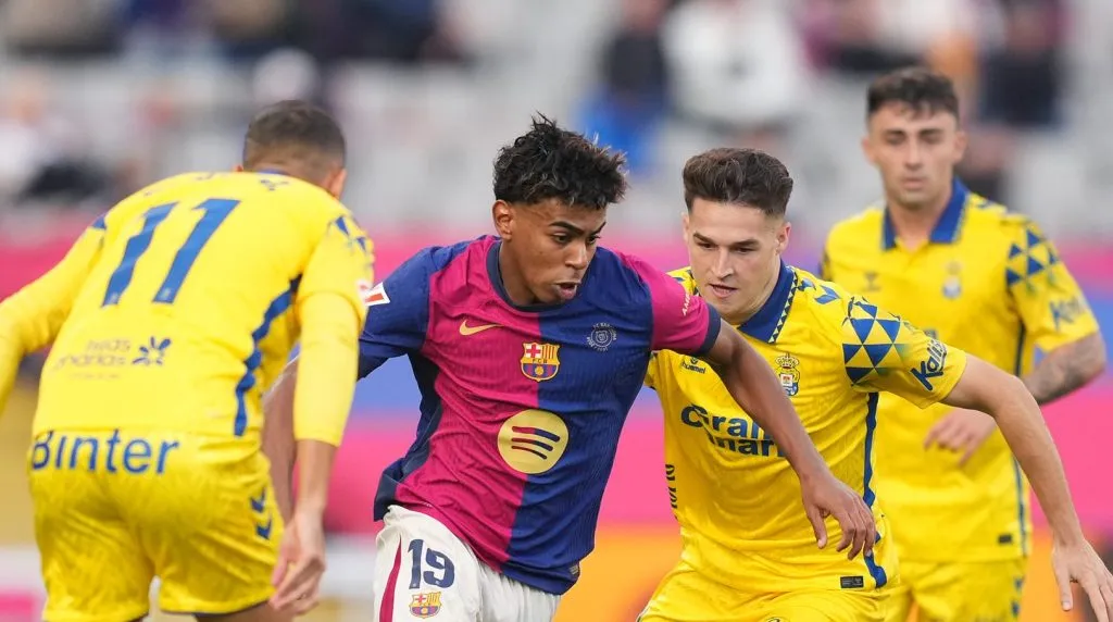 Lamine Yamal se desmarcando de dois jogadores na partida entre Barcelona v Las Palmas (Alex Caparros / Getty Images)