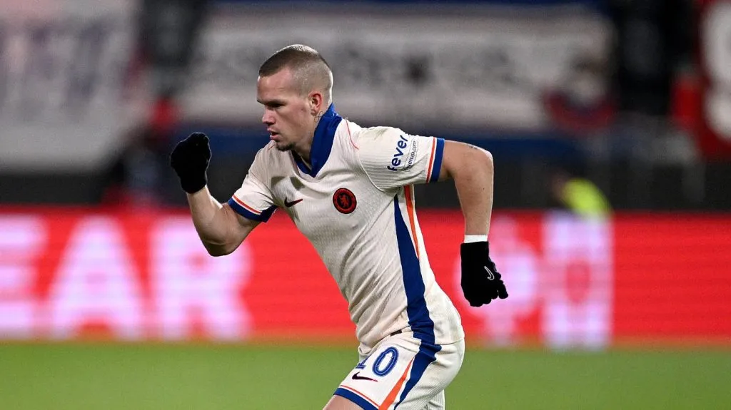Mudryk conduzindo a bola no jogo entre Heidenheim v Chelsea pela Conference League (IMAGO / Ulmer / Teamfoto)