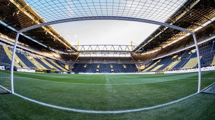 GER, 1. FBL, Borussia Dortmund vs FC Bayern München / Muenchen / 30.11.2024, Signal Iduna Park, Dortmund, GER, 1. FBL, Borussia Dortmund vs FC Bayern München / Muenchen Im Bild: leeres Stadion vor dem Spiel, Signal Iduna Park, Sicht aus dem Tor *** GER, 1 FBL, Borussia Dortmund vs FC Bayern München Muenchen 30 11 2024, Signal Iduna Park, Dortmund, GER, 1 FBL, Borussia Dortmund vs FC Bayern München Muenchen In the picture empty stadium before the match, Signal Iduna Park, view from the goal nordphotoxGmbHxx/xChristianxSchulze nph000300