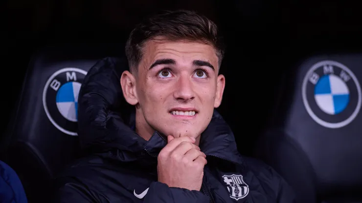 Gavi entre os reservas do Barcelona.