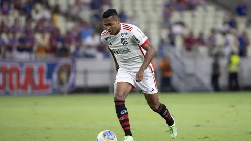 Alex Sandro em campo no duelo entre Fortaleza e Flamengo, no dia 26 de novembro de 2024. (Sipa US / Alamy Stock Photo)