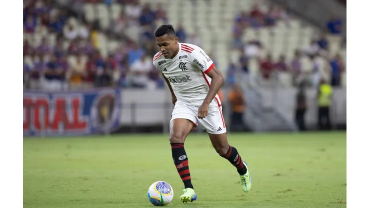 Alex Sandro em campo no duelo entre Fortaleza e Flamengo, no dia 26 de novembro de 2024. (Sipa US / Alamy Stock Photo)