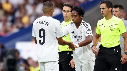 Endrick entrando no lugar de Mbappé no Real Madrid.