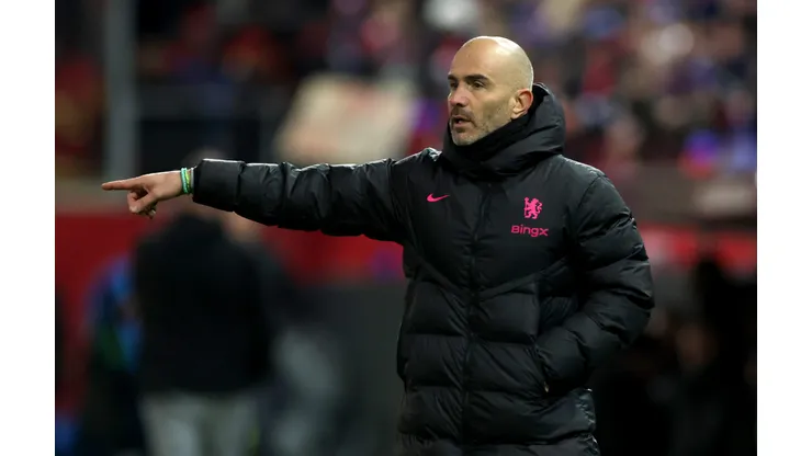 Enzo Maresca, técnico do Chelsea em campo (Photo by Alex Grimm/Getty Images)