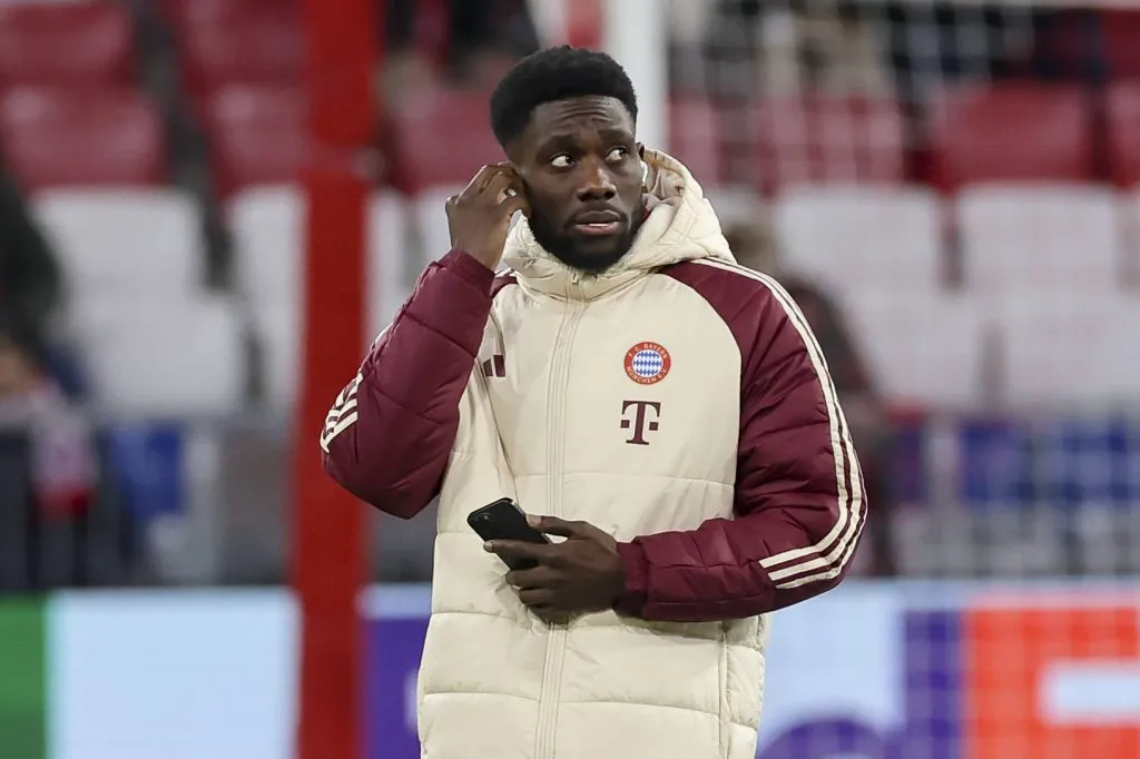 Alphonso Davies, do Bayern de Munique, é parado pela polícia. Foto: IMAGO / DeFodi Images