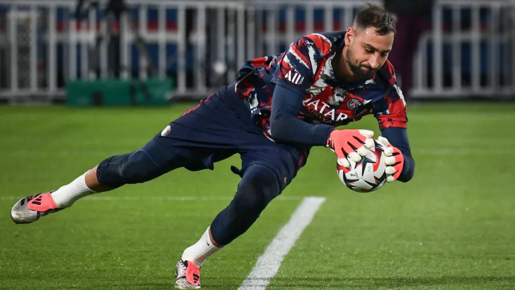 Gianluigi Donnarumma fazendo defesa no pré-jogo pelo PSG (Foto: IMAGO / ABACAPRESS)