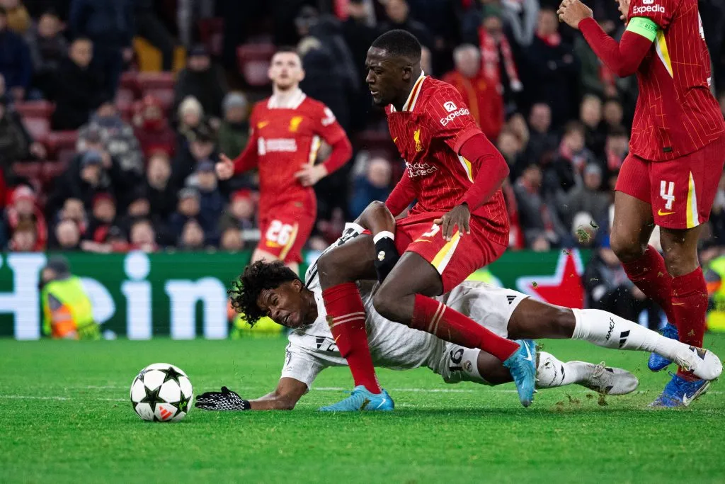 Endrick se choca com Konaté em liverpool x real madrid. foto: IMAGO /&nbsp;Alex Perez