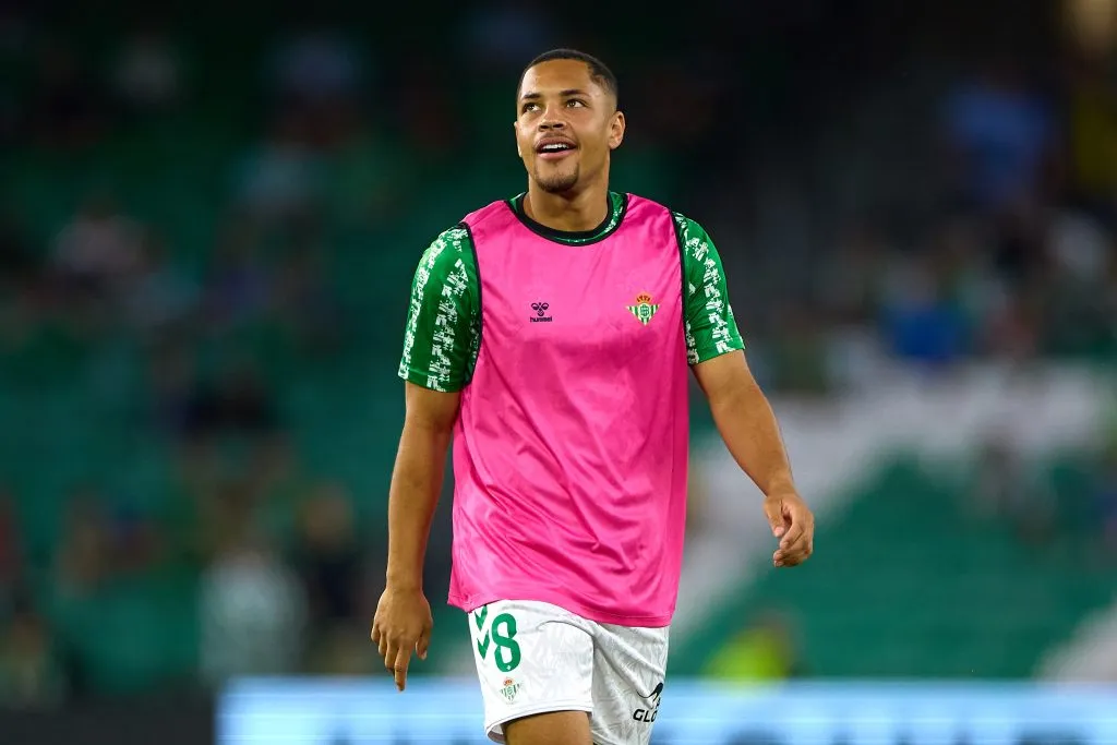 Vitor Roque com a camisa do Real Betis. (Photo by Fran Santiago/Getty Images)
