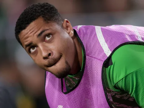 Vitor Roque tem atuação contestada no Betis e vira assunto no Barça