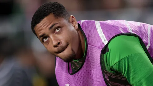 Vitor Roque entre os reservas do Real Betis.